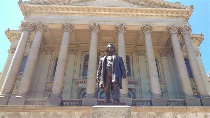 CNI: Douglas statue